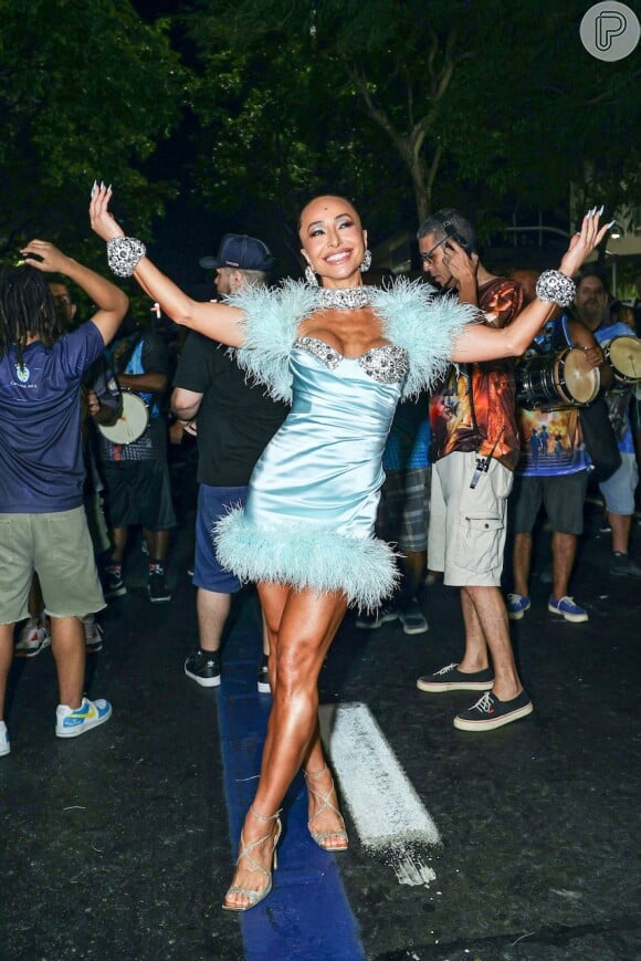 Sabrina Sato esbanja estilo em vestido de 6 mil reais para samba no Rio de Janeiro