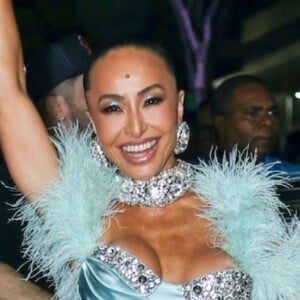 Sabrina Sato aposta em look composto por vestido azul curto cheio de plumas em samba no Rio de Janeiro