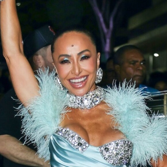 Sabrina Sato aposta em look composto por vestido azul curto cheio de plumas em samba no Rio de Janeiro