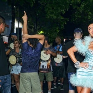 Sabrina Sato aposta em look composto por vestido azul curto cheio de plumas que faz referência às cores da sua escola de samba, Vila Isabel