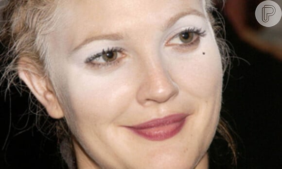 Drew Barrymore também já foi alvo de contrangimentos na hora de se maquiar