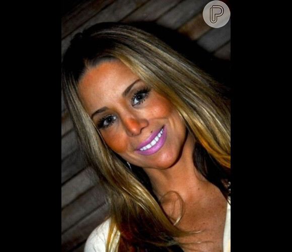 Danielle Winits exagerou no blush bronze, deixando o rosto totalmente marcado, além do batom rosa que não combinou com o tom da produção