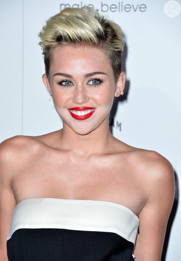 Miley Cyrus deixou o pó mais evidente na altura do maxilar