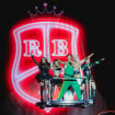 Look errado, escorregão e tapinha no bumbum: os bastidores que você não viu da turnê do RBD vão te surpreender