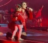 Dulce Maria está em tour com a banda RBD enquanto leva sua filha pequena Maria Paula
