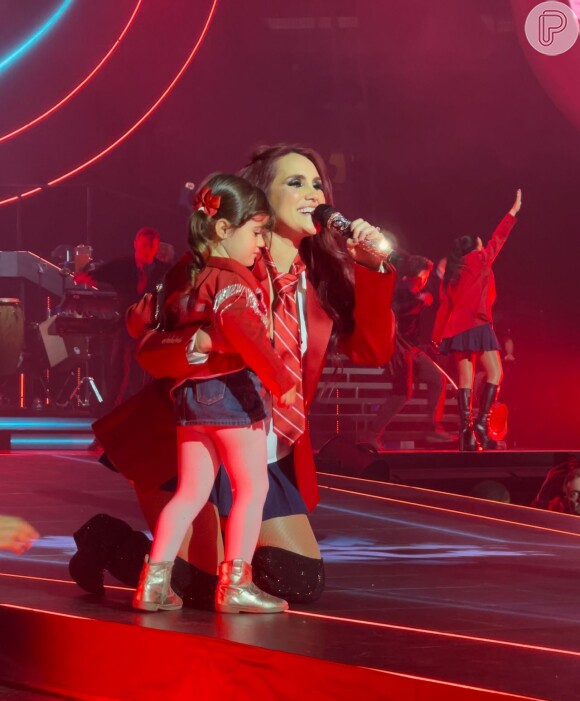 Dulce Maria está em tour com a banda RBD enquanto leva sua filha pequena Maria Paula
