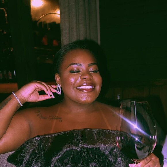 Jojo Todynho aposta em vestido preto tomara que caia para curtir jantar em um restaurante em Madrid, na Espanha