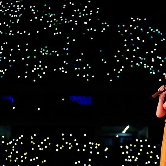 Internautas e fãs que ficaram o dia todo no sol esperando a abertura dos portões se revoltaram nas redes sociais