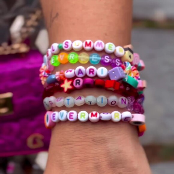 Mari Bridi ainda investiu nas famosas 'friendship bracelets' para curtir o show de Taylor Swift