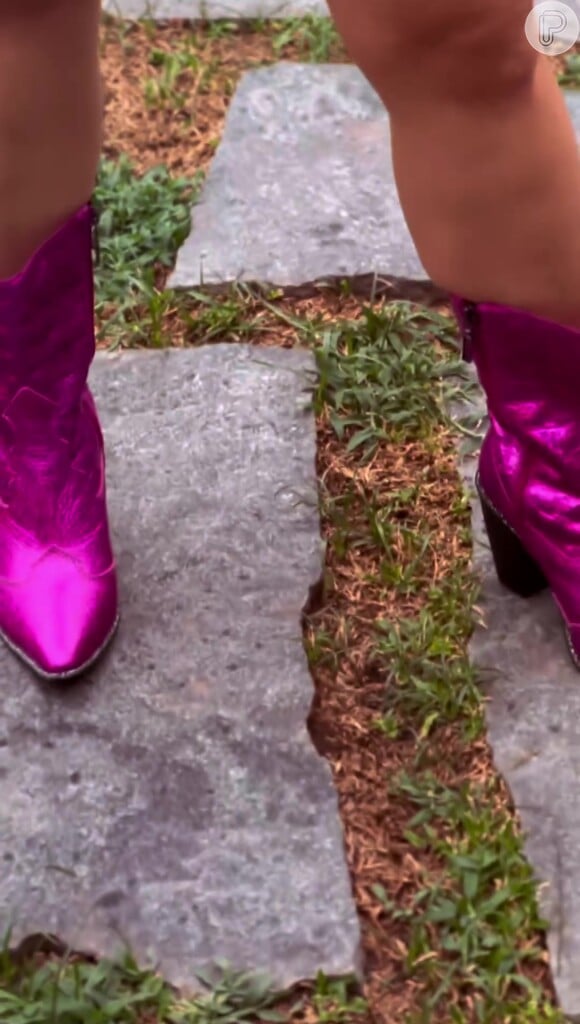 Mari Bridi completou o look com botas rosas