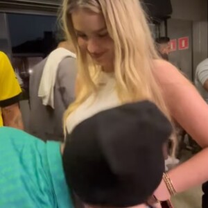 Yasmin Brunet ganhou beijinho na barriga de MC Daniel