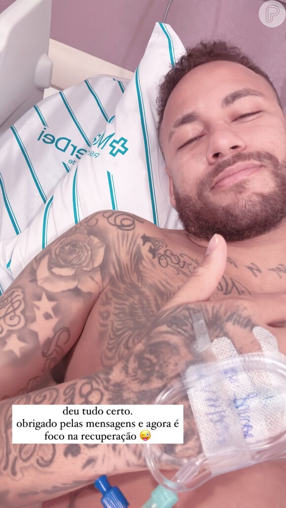 Neymar está se recuperando de sua cirurgia no joelho no Brasil