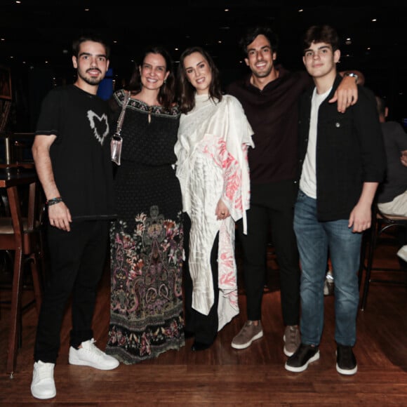 Filha de Faustão, Lara posa com os irmãos, namorado e madrasta no lançamento de seu EP 'Faíscas'