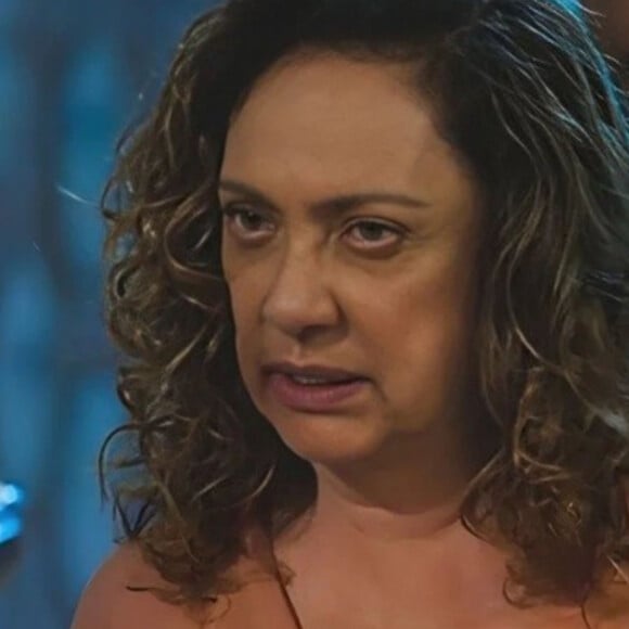 Agatha (Eliane Giardini) fica apreensiva quando Petra (Debora Ozório) lhe avisa que chamou um médico para atender Antônio (Tony Ramos) no resumo de 'Terra e Paixão' de 27 de novembro a 02 de dezembro.