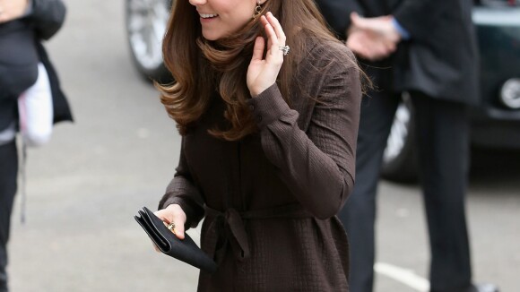 Kate Middleton, grávida, usa vestido de R$ 200 e peça esgota em loja