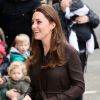 Grávida de seis meses, Kate Middleton usa vestido de liquidação no valor de R$ 200 para evento em Londres e peça esgota em loja