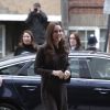 Grávida de seis meses, Kate Middleton usa vestido de liquidação no valor de R$ 200 para evento em Londres e peça esgota em loja
