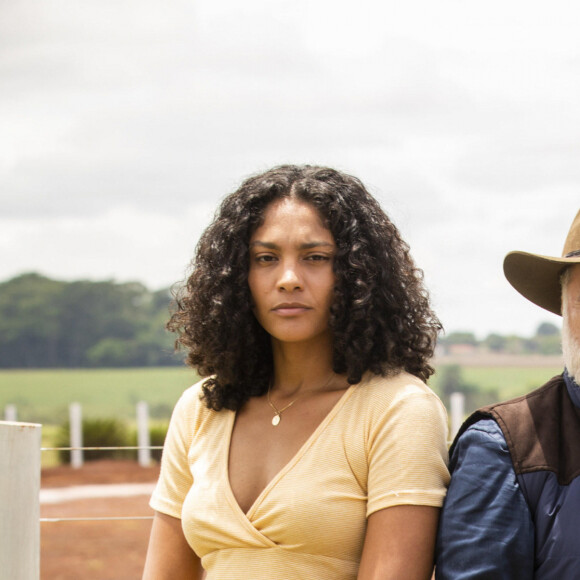 Na novela 'Terra e Paixão', Antônio (Tony Ramos) após escaspar da morte vai se revoltar, de novo, com Aline (Bárbara Reis)