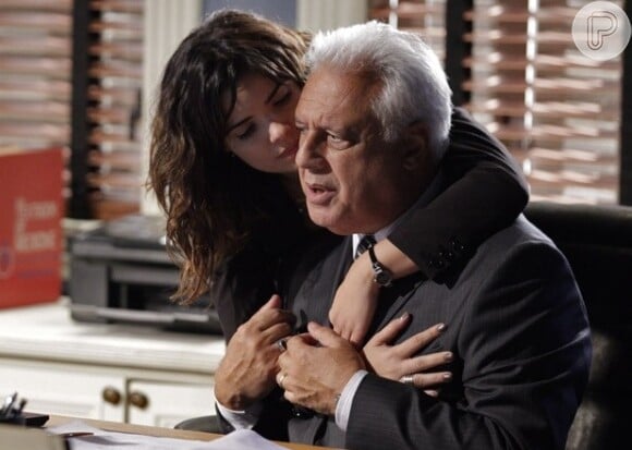 Na novela 'Amor à Vida' (2013/2014), Aline (Vanessa Giácomo) foi descoberta ao tentar matar César (Antonio Fagundes) envenenado