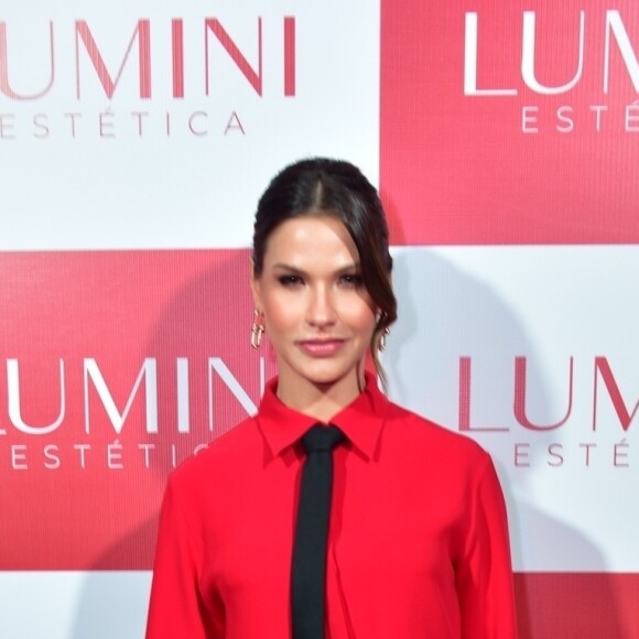 Andressa Suita já havia surgido com vestido fendado ao lançar sua clínica de estética