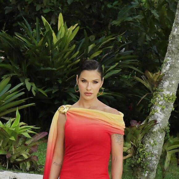 Vestido curto dégradé assimétrico de R$ 27 mil usado por Andressa Suita chama atenção pela faixa longa lateral