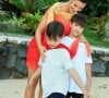 Andressa Suita surgiu com os filhos, Gabriel e Samuel, durante ensaio na praia