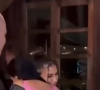 Simone Mendes permanece de mãos dadas com uma terceira moça enquanto Simaria a abraça
