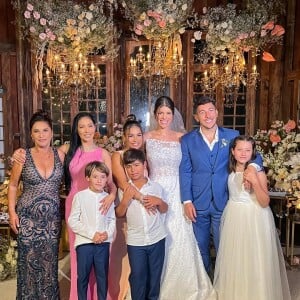 Simaria publicou uma foto de família tirada durante o casamento do irmão; ela aparece ao lado de Simone no registro. A cantora não marcou a irmã na publicação