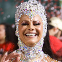 Unânime! Viviane Araujo abusa da transparência em desfile e é enaltecida por musas de outras escolas: 'Rainha das rainhas'