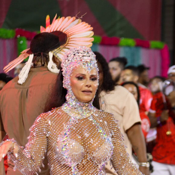 Viviane Araujo destacou corpo sarado em look transparente