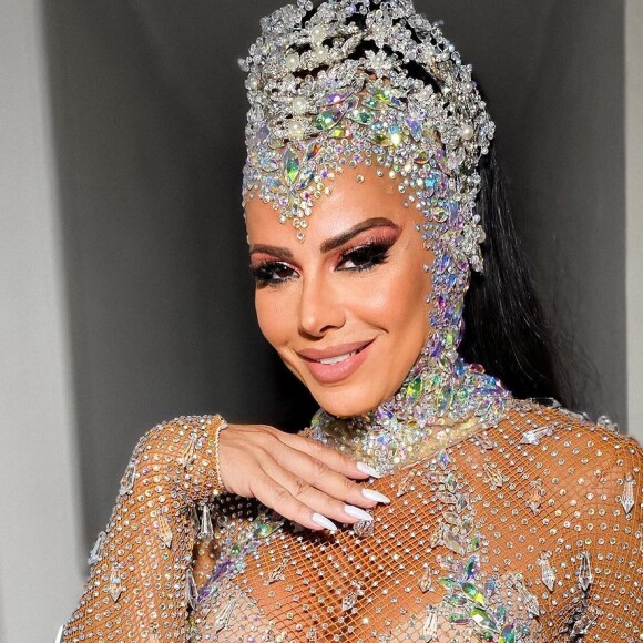 Viviane Araujo exibiu o corpão em um look com muita transparência