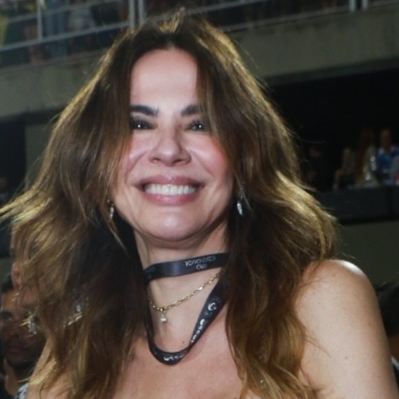 Após revelar ser demissexual, Luciana Gimenez deixa os seios de fora em vestido sexy e divide opiniões: 'Apelativa'