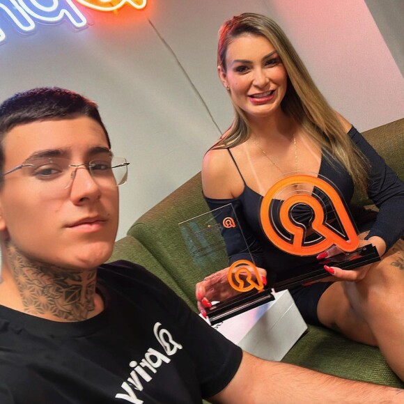 Filho de Andressa Urach é quem grava os conteúdos pornográficos que a mãe publica em plataformas adultas