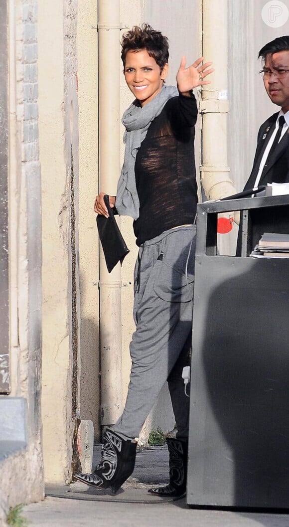 Halle Berry acena para paparazzo ao ser flagrada em Los Angeles, em março de 2013