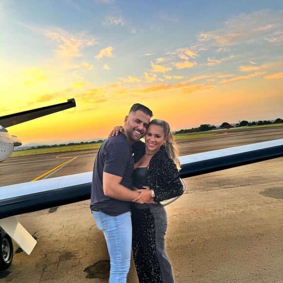 Acidente Zé Neto: mulher do cantor, Natália Toscano atribuiu a um 'livramento' o fato do marido ter escapado com vida de acidente grave