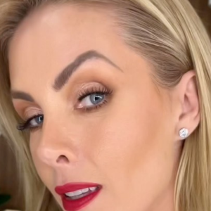 Ana Hickmann enquanto se reestrutura está em processo de divórcio em relação a Alexandre Correa