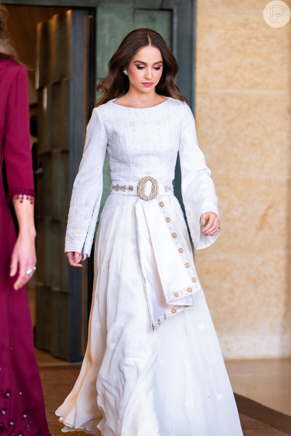 A princesa Iman em festa de seu pré-casamento usou um look com cinto que foi da mãe, Rainha Rania