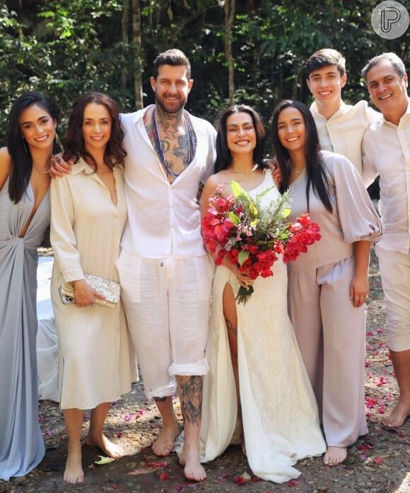 Retrospectiva 2023: Cleo Pires e Leandro D'Lucca se casaram em julho à beira de uma cachoeira e a atriz usou um look 