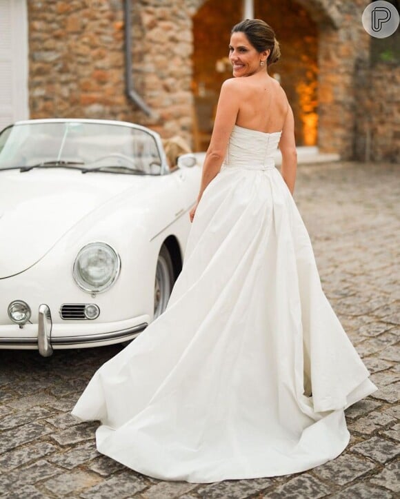 Casamento 2023: Rafaela Mandelli apostou em um vestido de noiva tomara que caia