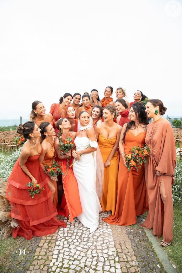 Casamento ao ar livre: Aline Becker, noiva de Rafael Zulu, usou vestido de noiva tomara que caia