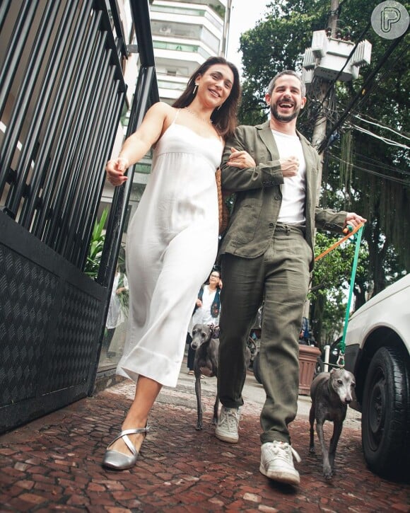 Nathalie Passos se casou com Pedro Neschling no civil usando um vestido de noiva simples 