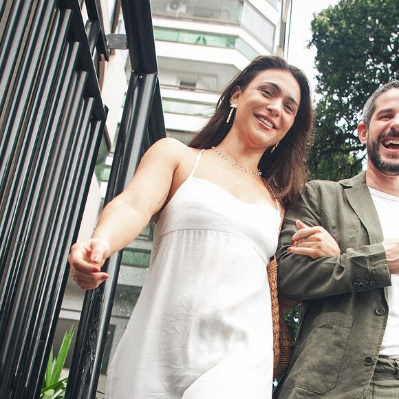 Nathalie Passos se casou com Pedro Neschling no civil usando um vestido de noiva simples 