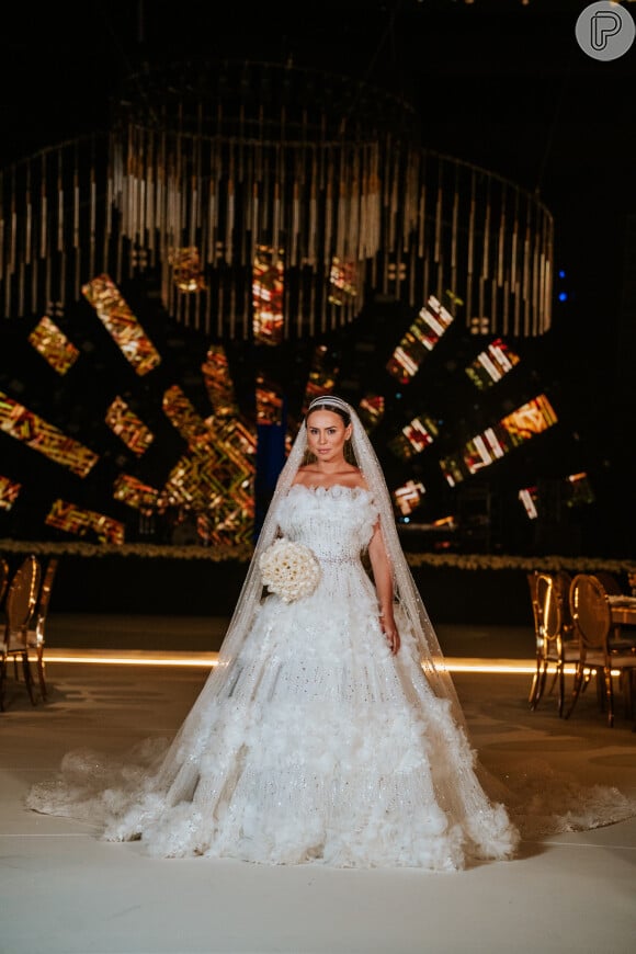 Vestido de noiva de Rayssa Scheffer foi um tomara que caia com brilho e camadas e representa o mês de novembro