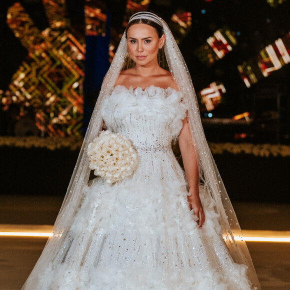 Vestido de noiva de Rayssa Scheffer foi um tomara que caia com brilho e camadas e representa o mês de novembro