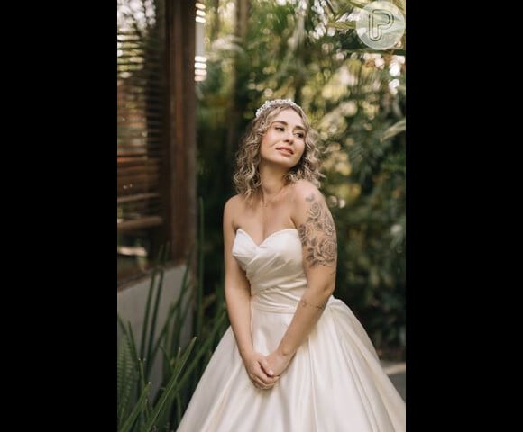 Giovanna Antiório, filha de Andrea Sorvetão, se casou com um vestido de noiva com saia rodada