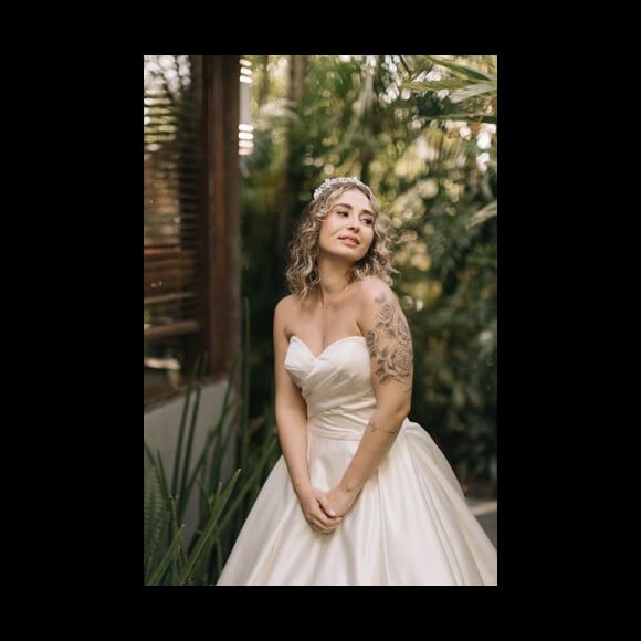 Giovanna Antiório, filha de Andrea Sorvetão, se casou com um vestido de noiva com saia rodada