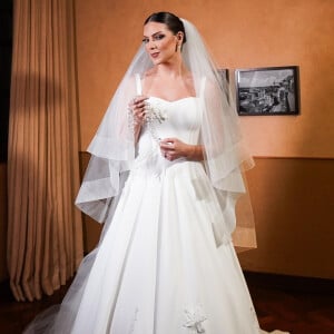 Noiva de Rafa Marques, a influenciadora Patrícia Guerra se casou usando um vestido de noiva clássico com longo véu