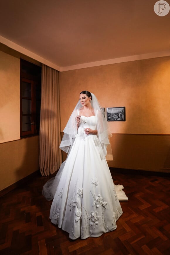 Noiva de Rafa Marques, a influenciadora Patrícia Guerra se casou usando um vestido de noiva clássico com longo véu
