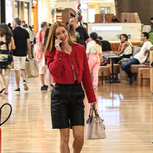 Marina Ruy Barbosa quando elege o vermelho para o seu look ou acessórios acerta em cheio