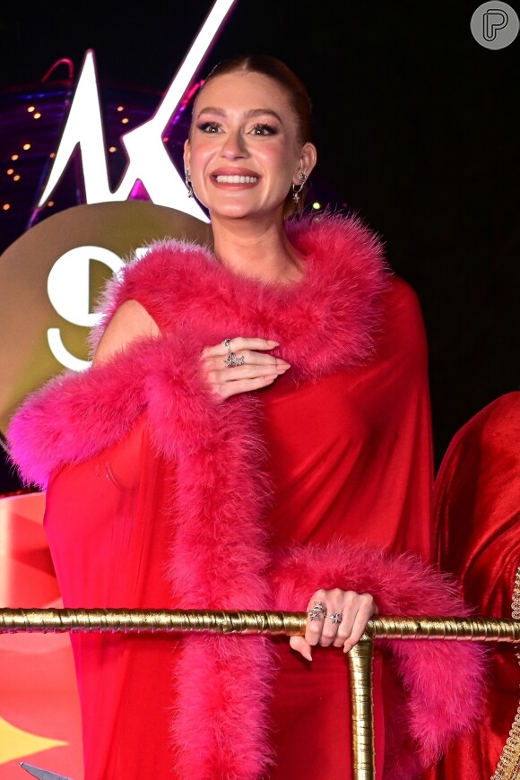 Marina Ruy Barbosa foi a estrela de um evento de Natal que aconteceu em São Paulo e elegou um look vermelho para a ocasião